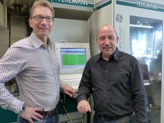 Fehlmann Maschine im Hintergrund